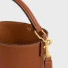Borsa a secchiello piccola Louise in pelle di vitello liscia Borsa a secchiello piccola Louise in pelle di vitello liscia