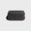 Borsa a tracolla con patta in Triomphe Canvas e pelle di vitello