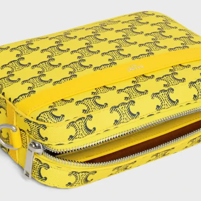 Borsa a tracolla piccola in Triomphe Canvas e pelle di vitello Borsa a tracolla piccola in Triomphe Canvas e pelle di vitello