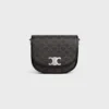 Borsa Besace Triomphe media in Triomphe Canvas e pelle di vitello Borsa Besace Triomphe media in Triomphe Canvas e pelle di vitello