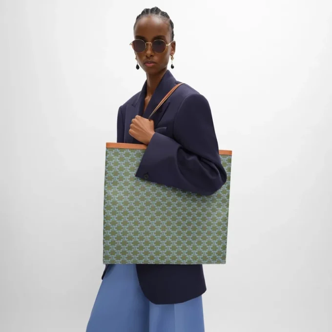 Borsa shopper grande in Triomphe Canvas Borsa shopper grande in Triomphe Canvas
