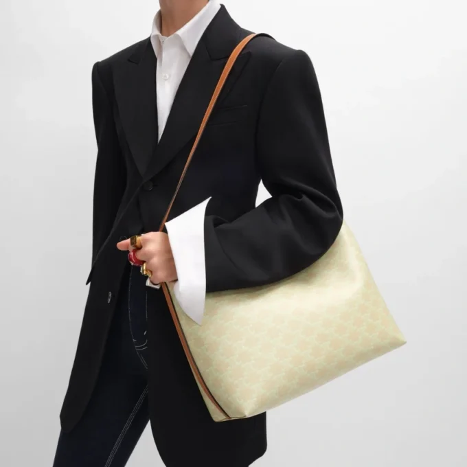 Borsa shopper morbida in Triomphe Canvas e pelle di vitello Borsa shopper morbida in Triomphe Canvas e pelle di vitello