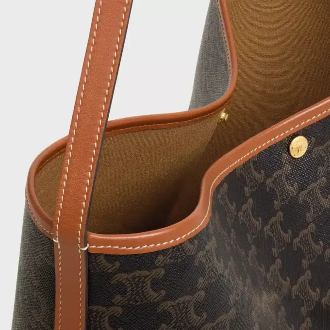 Borsa shopper morbida in Triomphe Canvas e pelle di vitello Borsa shopper morbida in Triomphe Canvas e pelle di vitello