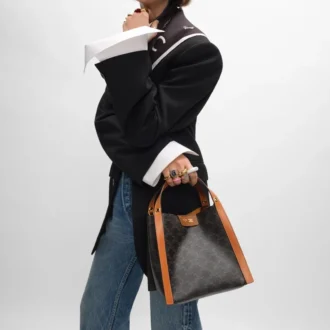 Borsa Small Cube in Triomphe Canvas e pelle di vitello naturale Borsa Small Cube in Triomphe Canvas e pelle di vitello naturale