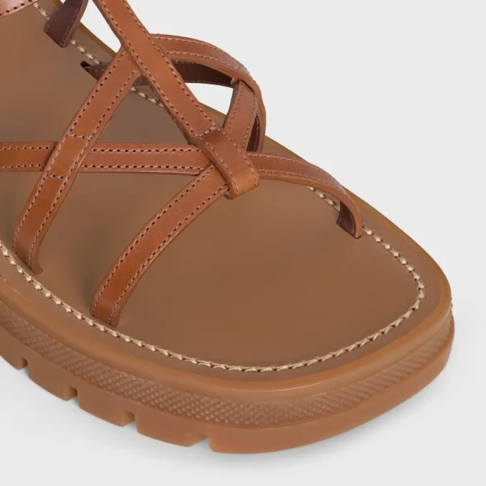 CELINE – Sandali con cinturini Clea Triomphe in pelle di vitello – Concia vegetale CELINE – Sandali con cinturini Clea Triomphe in pelle di vitello – Concia vegetale
