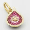 Ciondolo a forma di fico in ottone con finitura dorata, smalto e strass Ciondolo a forma di fico in ottone con finitura dorata, smalto e strass