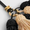 Ciondolo Multi Pompon in rafia e pelle di agnello liscia Ciondolo Multi Pompon in rafia e pelle di agnello liscia