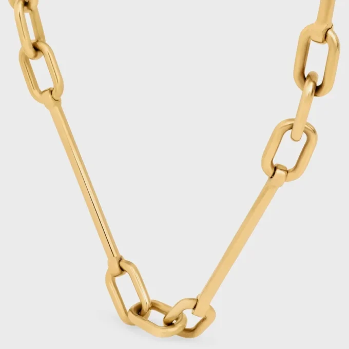 Collana con ciondoli in ottone con finitura dorata Collana con ciondoli in ottone con finitura dorata