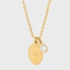 Collana Les Perles CELINE con medaglia in resina perlata e ottone con finitura dorata Collana Les Perles CELINE con medaglia in resina perlata e ottone con finitura dorata