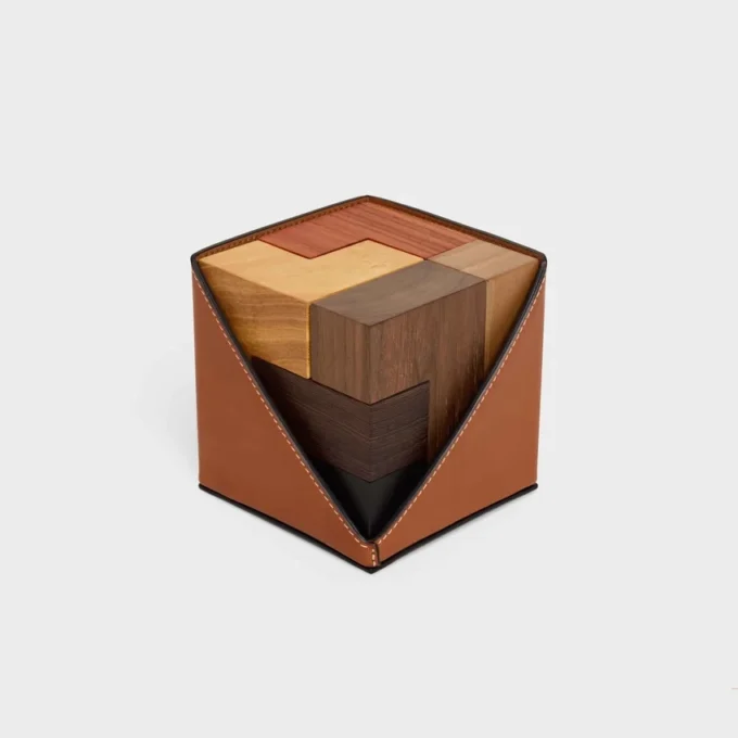Cubo Puzzle in legno e custodia in pelle di vitello naturale Cubo Puzzle in legno e custodia in pelle di vitello naturale