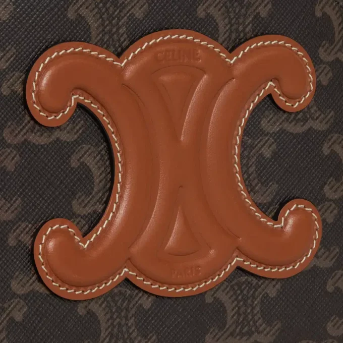 Custodia Half Moon in Triomphe Canvas e pelle di vitello Custodia Half Moon in Triomphe Canvas e pelle di vitello