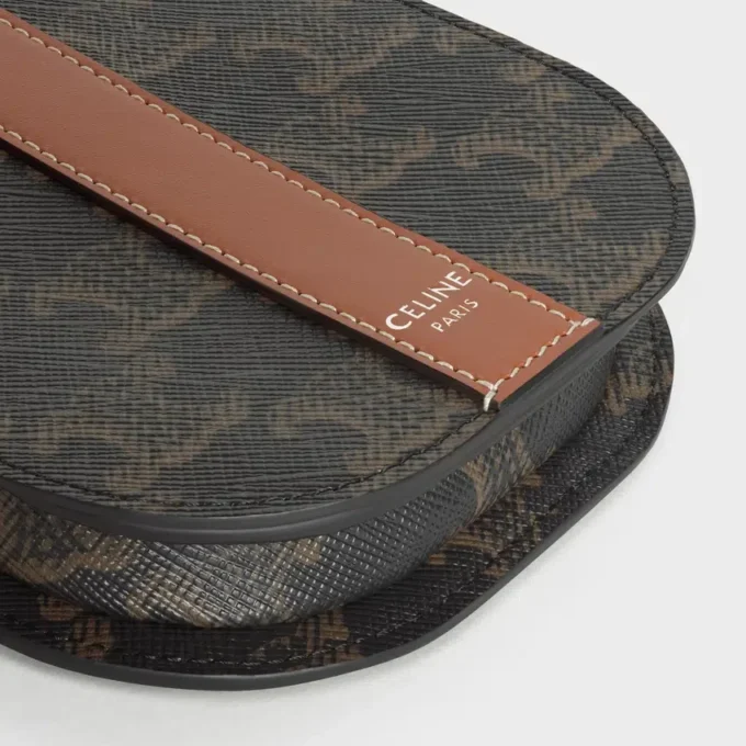 Custodia per telefono con patta in Triomphe Canvas e pelle di vitello Custodia per telefono con patta in Triomphe Canvas e pelle di vitello