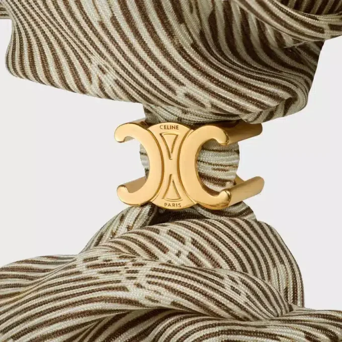 Elastico per capelli CELINE Triomphe Diagonale in seta e ottone con finitura dorata Elastico per capelli CELINE Triomphe Diagonale in seta e ottone con finitura dorata