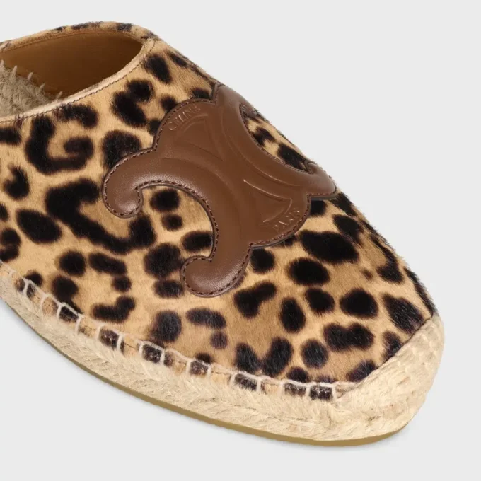 Espadrillas CELINE Mule in pelle di vitello pelosa con stampa leopardata Espadrillas CELINE Mule in pelle di vitello pelosa con stampa leopardata