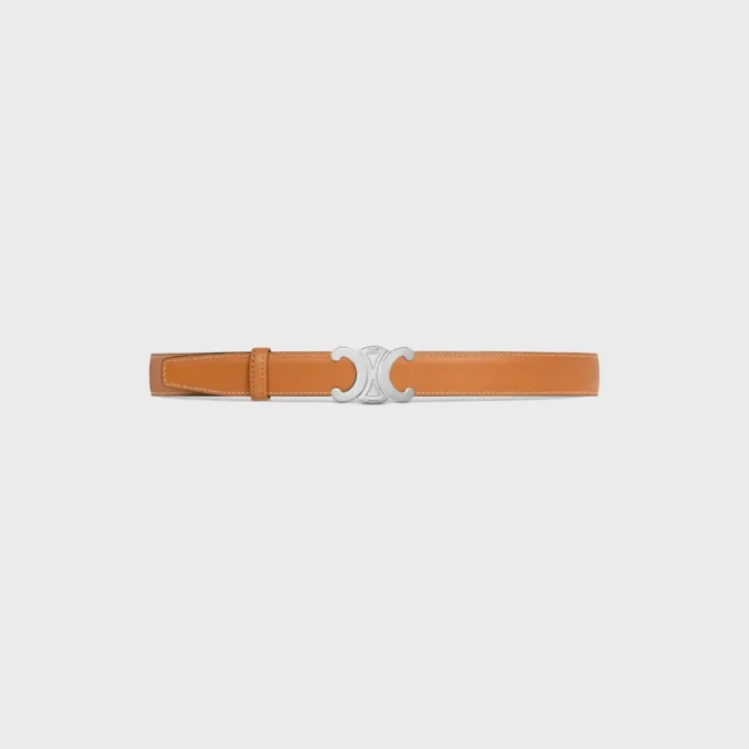 Fibbia Triomphe in metallo e cinturino reversibile da 25 mm in taurillon e pelle di vitello naturale Fibbia Triomphe in metallo e cinturino reversibile da 25 mm in taurillon e pelle di vitello naturale