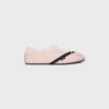 La sneaker piatta in gros grain, velluto, pelle di capra scamosciata e pelle di agnello La sneaker piatta in gros grain, velluto, pelle di capra scamosciata e pelle di agnello