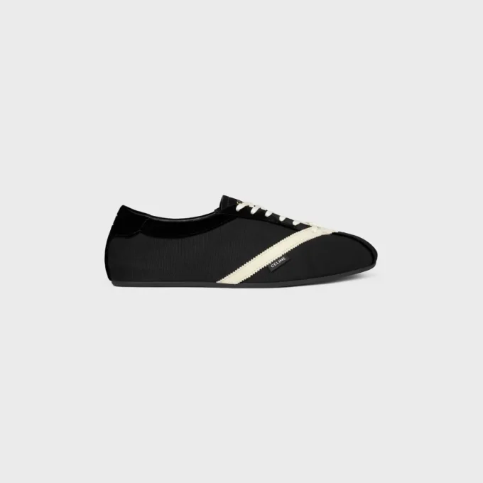 La sneaker piatta in gros grain, velluto, pelle di vitello scamosciata e pelle di agnello La sneaker piatta in gros grain, velluto, pelle di vitello scamosciata e pelle di agnello