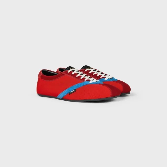 La sneaker piatta in gros grain, velluto, pelle di capra scamosciata e pelle di agnello La sneaker piatta in gros grain, velluto, pelle di capra scamosciata e pelle di agnello