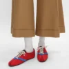La sneaker piatta in gros grain, velluto, pelle di capra scamosciata e pelle di agnello La sneaker piatta in gros grain, velluto, pelle di capra scamosciata e pelle di agnello