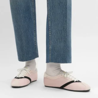 La sneaker piatta in gros grain, velluto, pelle di capra scamosciata e pelle di agnello