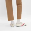 La sneaker piatta in gros grain, velluto, pelle di capra scamosciata e pelle di agnello La sneaker piatta in gros grain, velluto, pelle di capra scamosciata e pelle di agnello