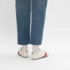 La sneaker piatta in gros grain, velluto, pelle di capra scamosciata e pelle di agnello La sneaker piatta in gros grain, velluto, pelle di capra scamosciata e pelle di agnello