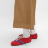 La sneaker piatta in gros grain, velluto, pelle di capra scamosciata e pelle di agnello La sneaker piatta in gros grain, velluto, pelle di capra scamosciata e pelle di agnello