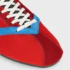 La sneaker piatta in gros grain, velluto, pelle di capra scamosciata e pelle di agnello La sneaker piatta in gros grain, velluto, pelle di capra scamosciata e pelle di agnello