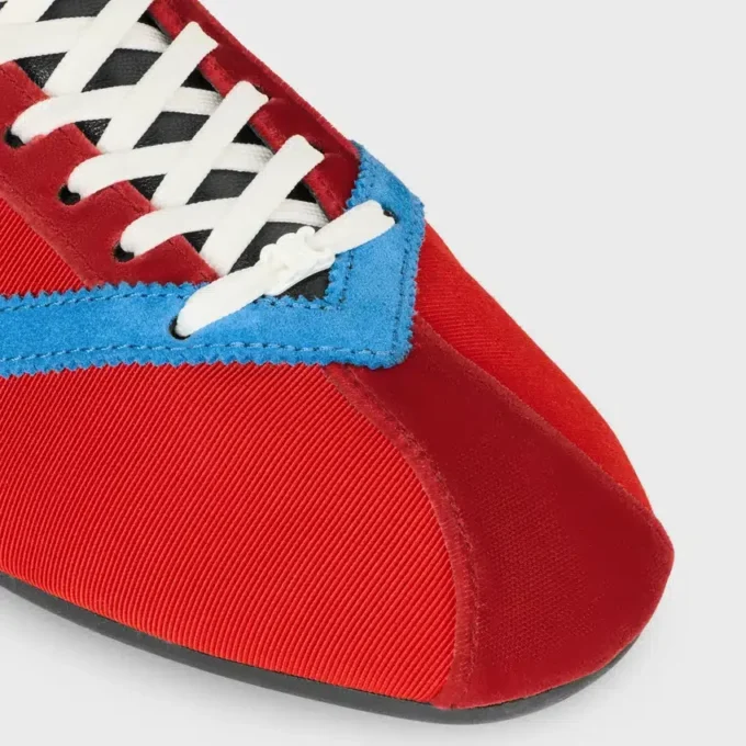La sneaker piatta in gros grain, velluto, pelle di capra scamosciata e pelle di agnello La sneaker piatta in gros grain, velluto, pelle di capra scamosciata e pelle di agnello