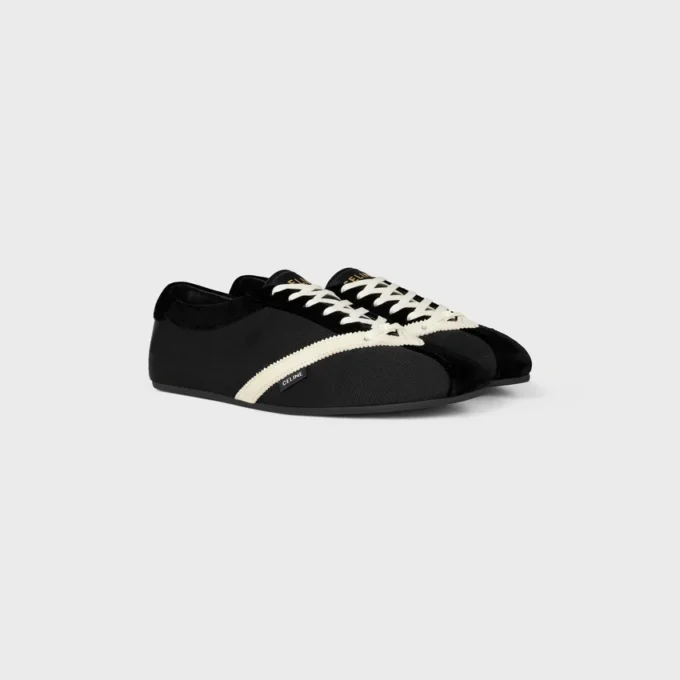 La sneaker piatta in gros grain, velluto, pelle di vitello scamosciata e pelle di agnello La sneaker piatta in gros grain, velluto, pelle di vitello scamosciata e pelle di agnello