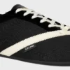 La sneaker piatta in gros grain, velluto, pelle di vitello scamosciata e pelle di agnello La sneaker piatta in gros grain, velluto, pelle di vitello scamosciata e pelle di agnello