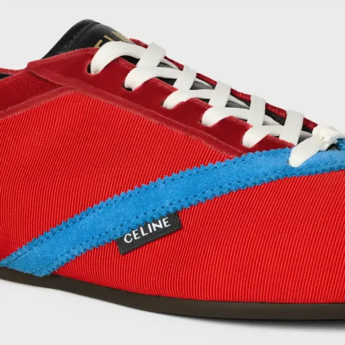 La sneaker piatta in gros grain, velluto, pelle di capra scamosciata e pelle di agnello La sneaker piatta in gros grain, velluto, pelle di capra scamosciata e pelle di agnello