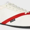 La sneaker piatta in gros grain, velluto, pelle di capra scamosciata e pelle di agnello La sneaker piatta in gros grain, velluto, pelle di capra scamosciata e pelle di agnello
