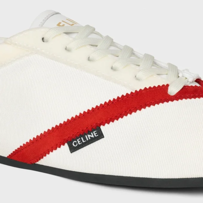 La sneaker piatta in gros grain, velluto, pelle di capra scamosciata e pelle di agnello La sneaker piatta in gros grain, velluto, pelle di capra scamosciata e pelle di agnello