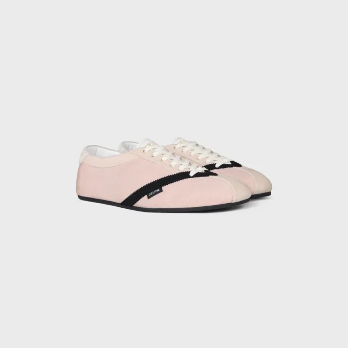 La sneaker piatta in gros grain, velluto, pelle di capra scamosciata e pelle di agnello La sneaker piatta in gros grain, velluto, pelle di capra scamosciata e pelle di agnello