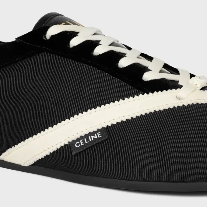 La sneaker piatta in gros grain, velluto, pelle di vitello scamosciata e pelle di agnello La sneaker piatta in gros grain, velluto, pelle di vitello scamosciata e pelle di agnello
