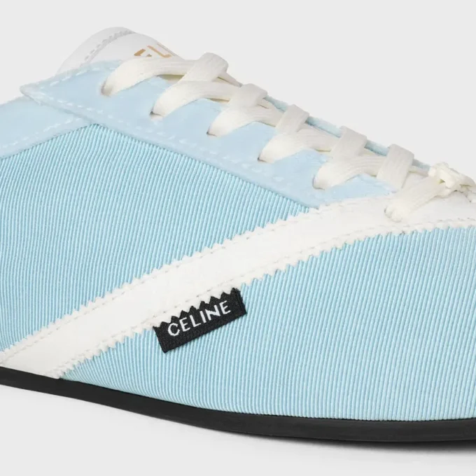 La sneaker piatta in gros grain, velluto, pelle di capra scamosciata e pelle di agnello La sneaker piatta in gros grain, velluto, pelle di capra scamosciata e pelle di agnello