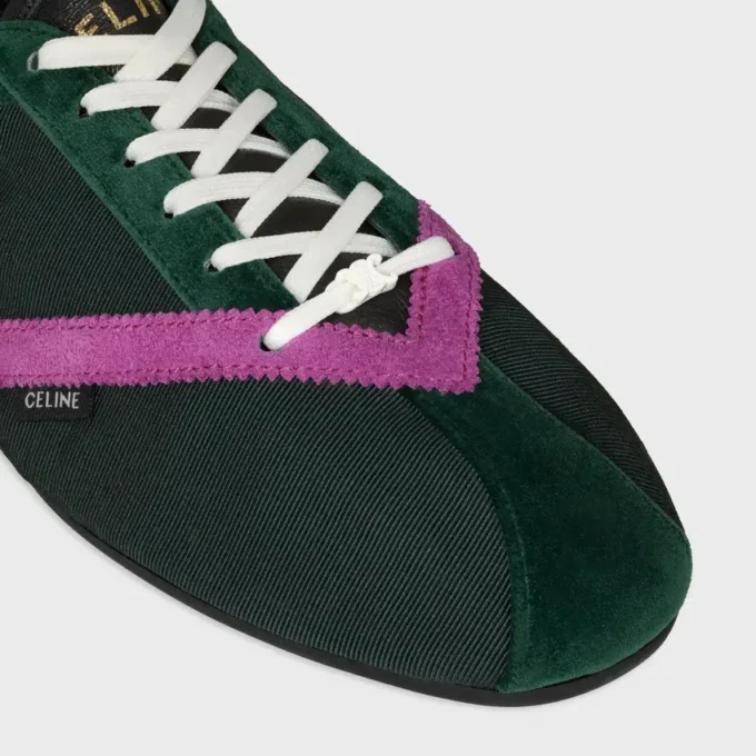 La sneaker piatta in gros grain, velluto, pelle di vitello scamosciata e pelle di agnello La sneaker piatta in gros grain, velluto, pelle di vitello scamosciata e pelle di agnello