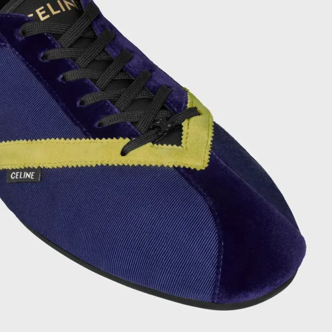 La sneaker piatta in gros grain, velluto, pelle di vitello scamosciata e pelle di agnello La sneaker piatta in gros grain, velluto, pelle di vitello scamosciata e pelle di agnello