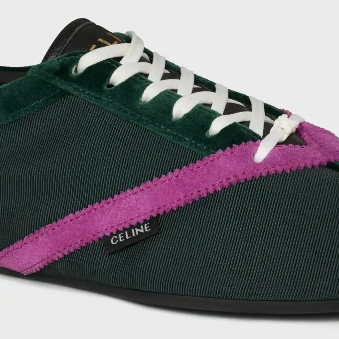 La sneaker piatta in gros grain, velluto, pelle di vitello scamosciata e pelle di agnello La sneaker piatta in gros grain, velluto, pelle di vitello scamosciata e pelle di agnello