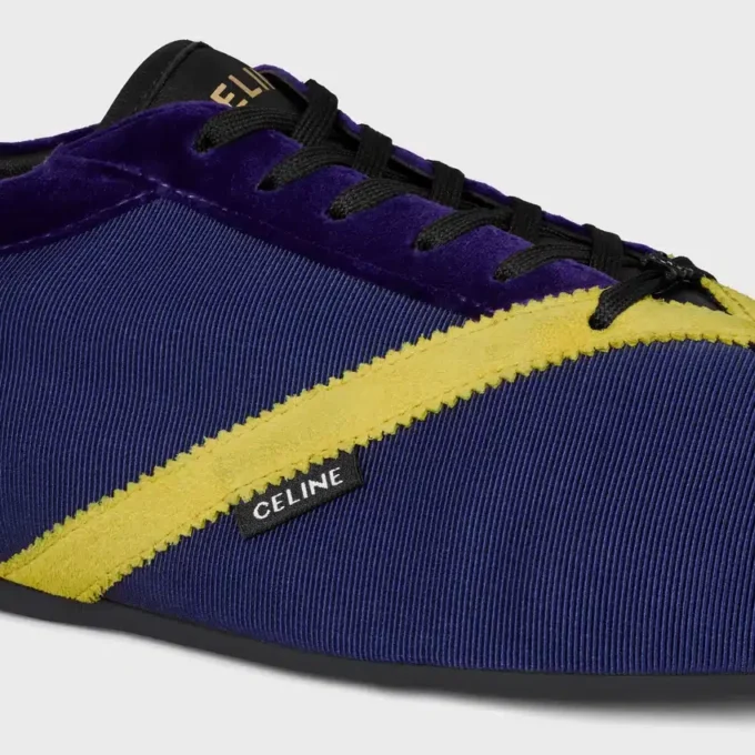 La sneaker piatta in gros grain, velluto, pelle di vitello scamosciata e pelle di agnello La sneaker piatta in gros grain, velluto, pelle di vitello scamosciata e pelle di agnello