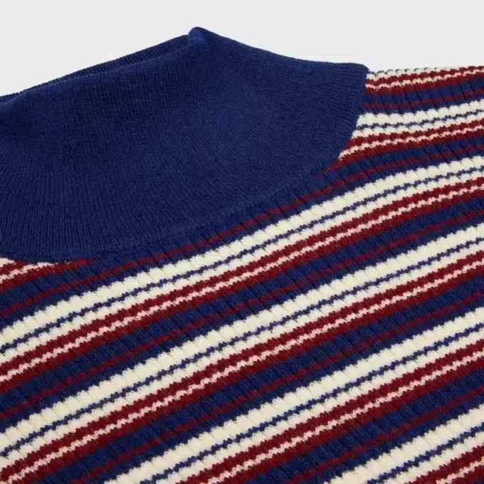 Maglione a collo alto in lana a coste a righe Maglione a collo alto in lana a coste a righe