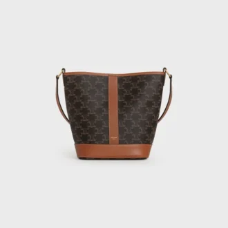 Piccola borsa a secchiello in Triomphe Canvas e pelle di vitello