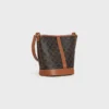 Piccola borsa a secchiello in Triomphe Canvas e pelle di vitello Piccola borsa a secchiello in Triomphe Canvas e pelle di vitello