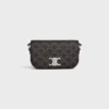 Piccola borsa a tracolla Triomphe in Triomphe Canvas e pelle di vitello Piccola borsa a tracolla Triomphe in Triomphe Canvas e pelle di vitello