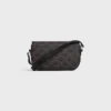 Piccola borsa a tracolla Triomphe in Triomphe Canvas e pelle di vitello Piccola borsa a tracolla Triomphe in Triomphe Canvas e pelle di vitello