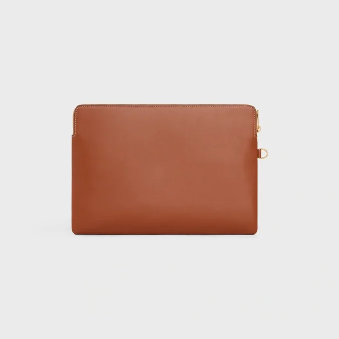 Piccola pochette con tracolla Cuir Triomphe in pelle di vitello liscia Piccola pochette con tracolla Cuir Triomphe in pelle di vitello liscia