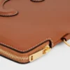 Piccola pochette con tracolla Cuir Triomphe in pelle di vitello liscia Piccola pochette con tracolla Cuir Triomphe in pelle di vitello liscia