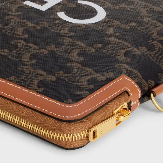 Piccola pochette con tracolla Cuir Triomphe in Triomphe Canvas con stampa CELINE Piccola pochette con tracolla Cuir Triomphe in Triomphe Canvas con stampa CELINE