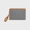 Piccola pochette con tracolla in Cuir Triomphe in Jacquard Triomphe su tutta la superficie Piccola pochette con tracolla in Cuir Triomphe in Jacquard Triomphe su tutta la superficie
